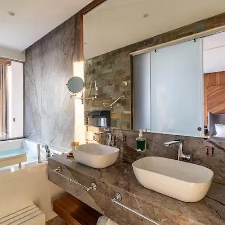 Apartment Romantic Jacuzzi By The Sea,cape Rodon