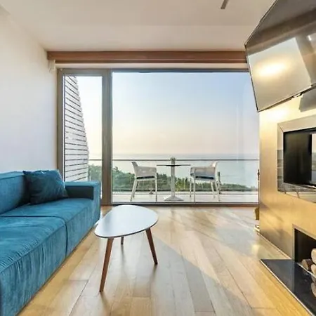 Romantic Jacuzzi By The Sea,cape Rodon Apartment *